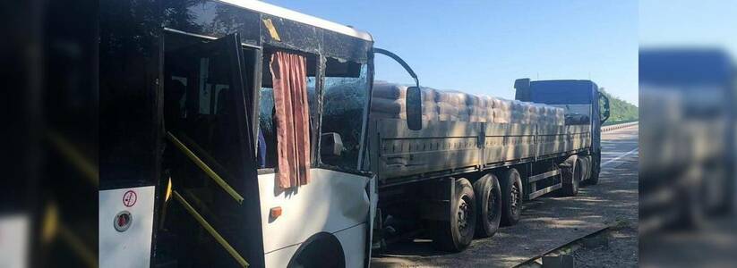 Пассажирский автобус влетел в фуру на трассе Новороссийск-Краснодар: 17 человек доставлены в больницу