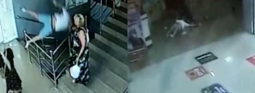 Новороссиец решил прокатиться с перил и рухнул вниз с третьего этажа: видео