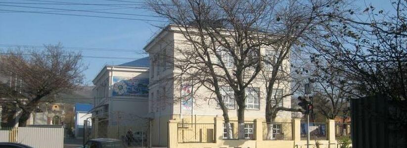 В новороссийской школе № 18 эвакуировали 475 человек