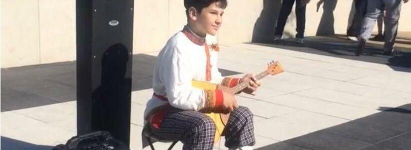 На набережной Новороссийска юный музыкант показал "исконно русский балалаечный рок"