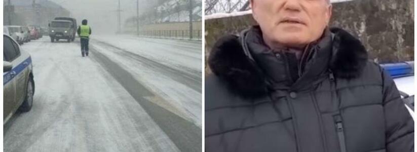В Новороссийске таксист, высадивший девочку в мороз и снегопад посреди трассы, публично извинился