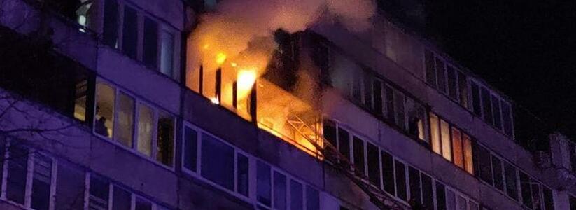 В Новороссийске ночью из горящего дома эвакуировали 40 человек