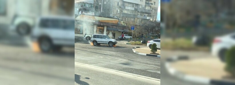 Автомобиль Suzuki загорелся во время движения в Новороссийске