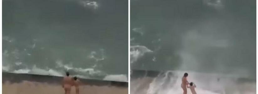 "Мать года!":  в Анапе женщина повела своего ребенка купаться в шторм