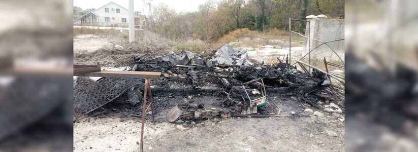 В Новороссийске в сгоревшей бытовке нашли тело мужчины