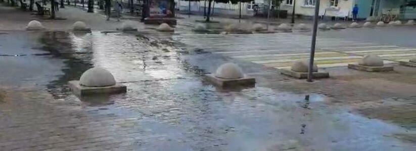 На бульваре Черняховского в Новороссийске больше недели льется зловонная канализация