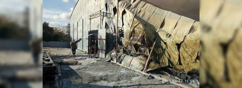 В Новороссийске потушили пожар на складе строительных материалов: кадры с места ЧП