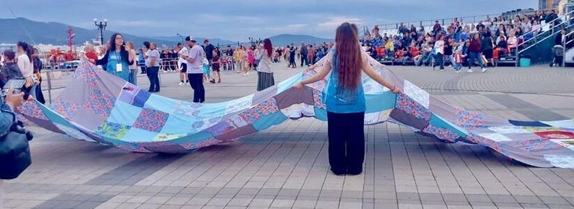 Новороссийцы из сотен кусочков ткани сшили гигантское полотно: фото и видео