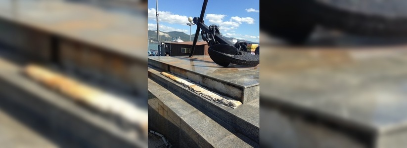 На набережной Новороссийска на постаменте для якоря отваливается плитка