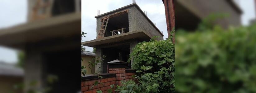 «Света дневного в доме нет!»: в Новороссийске соседка «замуровала» окна частного дома, возведя самострой