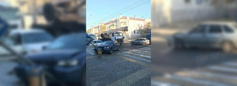 В Новороссийске попавший в ДТП автомобиль вылетел на тротуар и врезался в дорожный знак: в Сети опубликовали видео аварии
