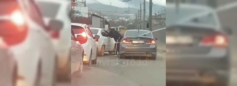 Очевидцы сняли на видео очередную дорожную разборку на оживленной улице Новороссийска