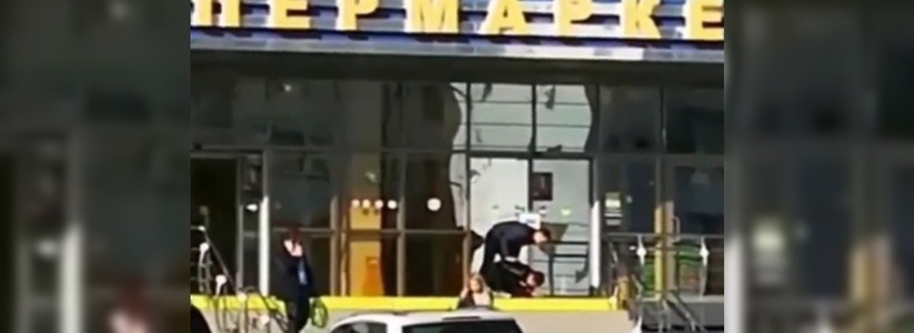Охранник новороссийского супермаркета скрутил воришку. Видео очевидцев