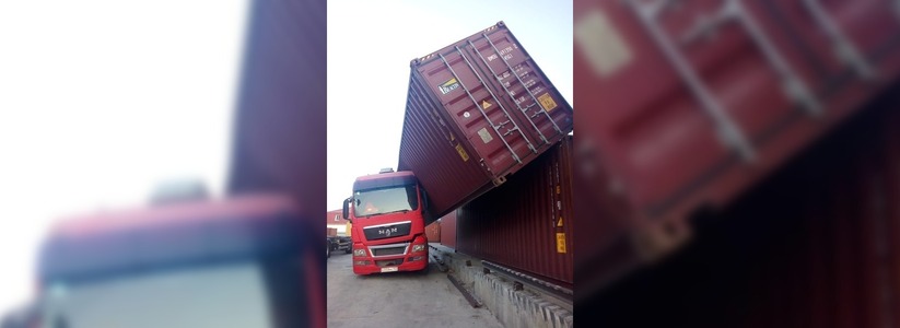 В Новороссийске ураганным ветром сдувает грузовые контейнеры (один из них упал на фуру)