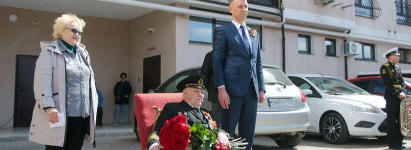 В Новороссийске парадный расчет прошел перед домом ветерана