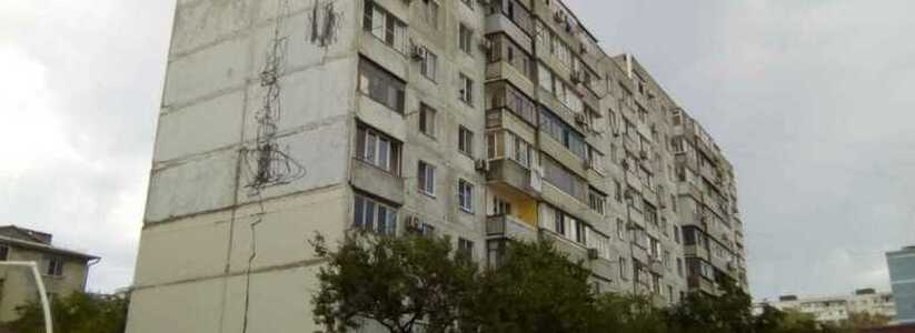 В Новороссийске неизвестные исписали стену девятиэтажки странными каракулями черного цвета