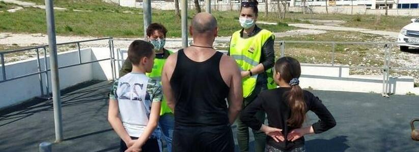 Новороссийцы во время карантина гуляют с детьми на площадках и жарят шашлыки