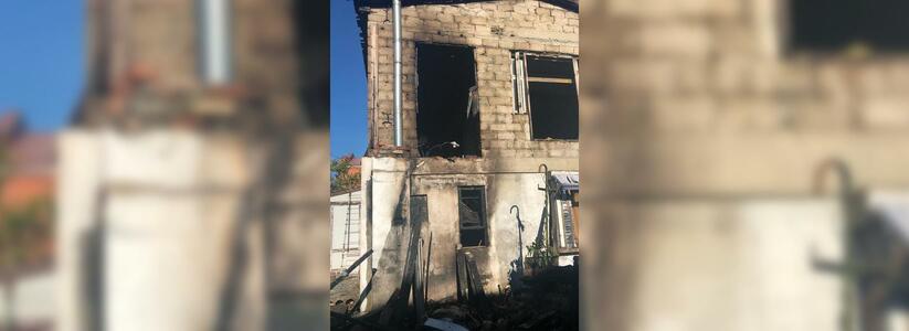 В пригороде Новороссийска сгорел двухэтажный дом: дым было видно за несколько кварталов