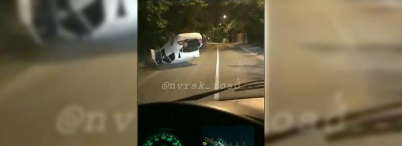 Новороссийцы сняли на видео перевернувшийся в Абрау-Дюрсо автомобиль