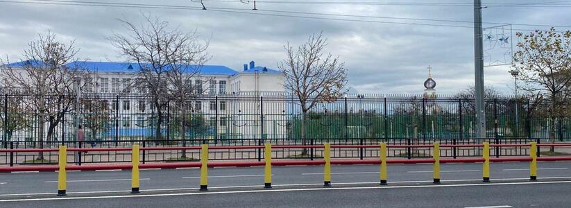 "Зачем этот пестрый забор посреди дороги?": новороссийцы не понимают смысла в новом ограждении на проспекте Ленина
