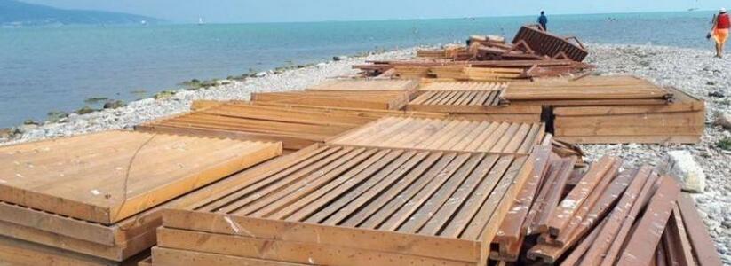 Месяц назад власти Новороссийска запретили купание на острове Суджук. Сегодня там строят бар и пляж