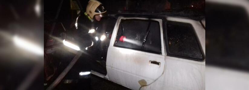 Неизвестные подожгли рекламный автомобиль в спальном районе Новороссийска