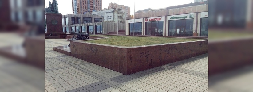 «Многострадальная набережная»: неизвестные разрисовали мрамор около памятника Отцам-основателям Новороссийска