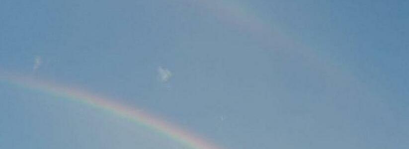 Жители Новороссийска поделились фотографиями двойной радуги