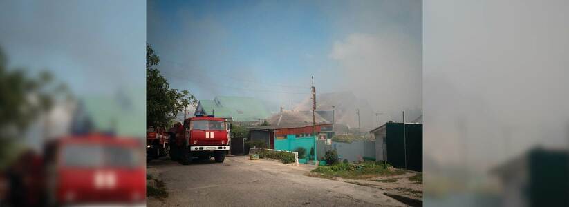 В Новороссийске на улице Свободы горят постройки: пожарные выехали на место