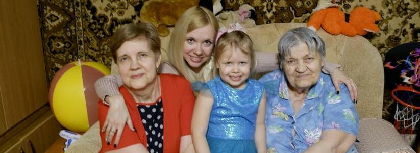 Кому-то в подарок духи "Красная Москва", а кому-то - кукла Эльза: четыре поколения новороссиек одной семьи рассказали, как отмечали 8 Марта в разные годы