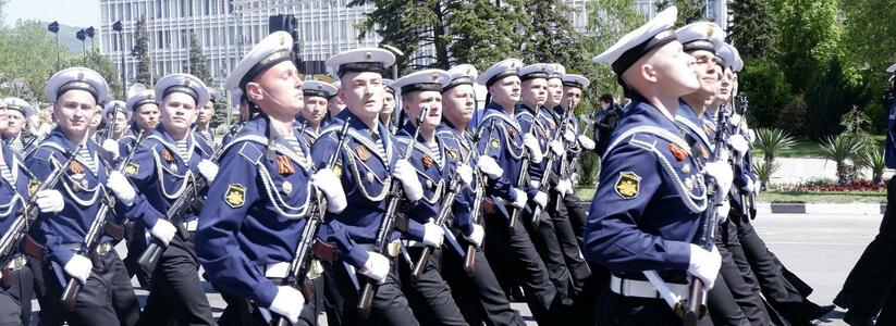 Танки, ракетные установки, катер и две тысячи военных: в Новороссийске прошел Парад Победы