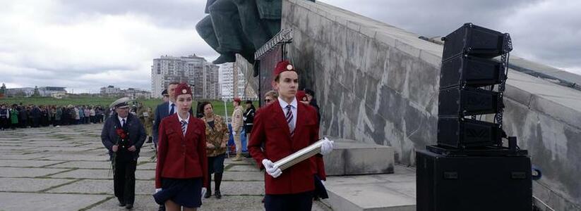 В Новороссийске заложили капсулу "Сердце" с именами героев ВОВ: фоторепортаж