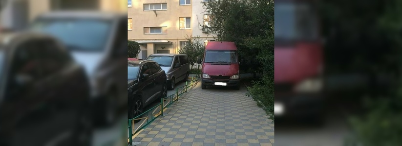 «Когда люди научатся думать не только о себе»: жителей Новороссийска возмутил водитель, припарковавшийся на тротуаре