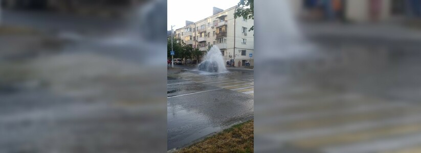 «Бесплатная автомойка!»: новороссийцы сняли на видео огромный фонтан, бьющий посреди проезжей части в центре города