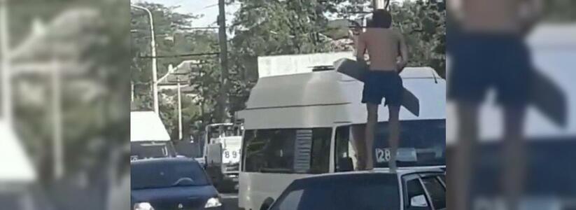 Неадекватный герой видеоролика, прыгавший на своем авто в Новороссийске, получил 10 суток ареста