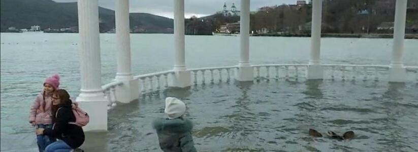 Шоу фонтанов на озере Абрау в пригороде Новороссийска приостановило свою работу