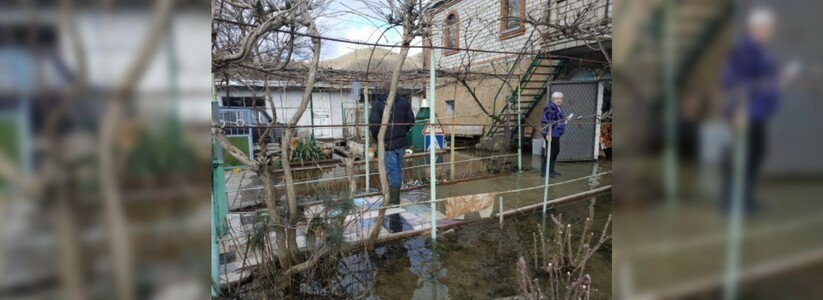Представители власти предложили пенсионерам эвакуироваться из затопленного дома, расположенного за озером Абрау