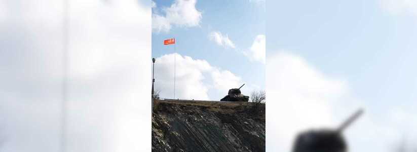К 23 февраля коммунисты установили знамя около памятника на выезде из Новороссийска