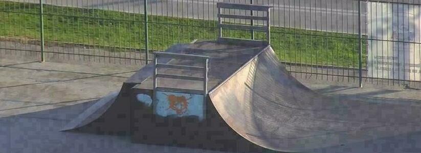Вандалы изрисовали граффити остановку и пандус в скейт-парке