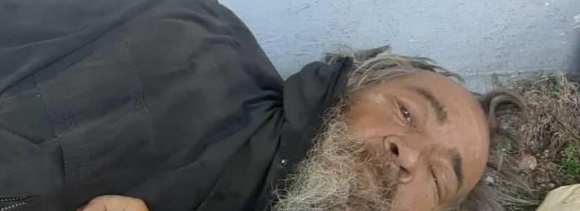 «Агенты доброты» Новороссийска спасли бездомного, который несколько дней пролежал на улице