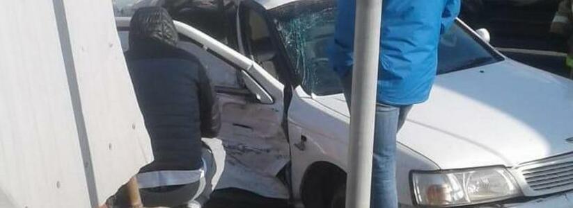В пригороде Новороссийска пожилая женщина за рулем влетела в иномарку. Погиб молодой парень