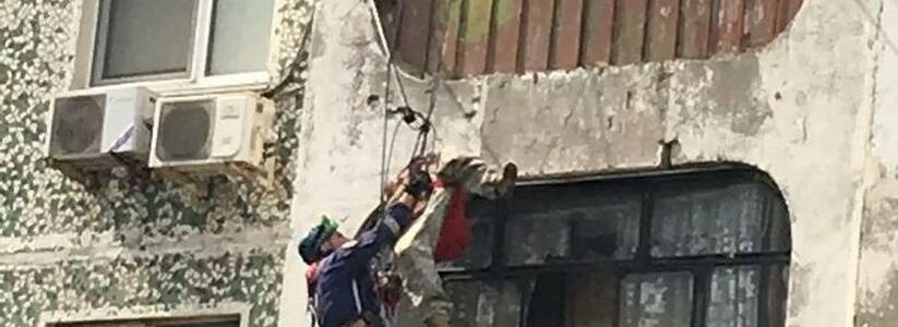 В Новороссийске мужчина выпал с балкона пятого этажа и повис на бельевых веревках