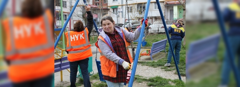 «С нами приходит весна!»: «НУК» проводит субботники в дворах Новороссийска