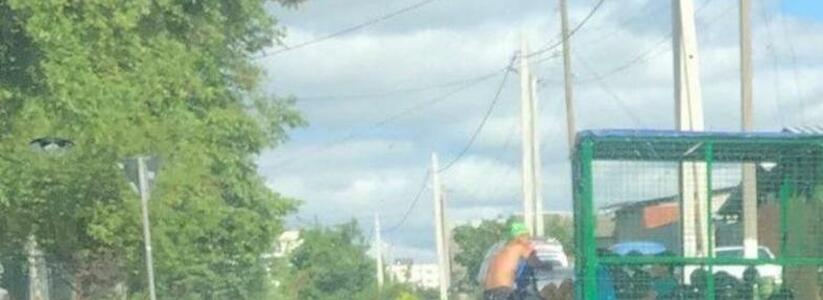 В Новороссийске перегородили дорогу на Широкую балку клеткой с арбузами