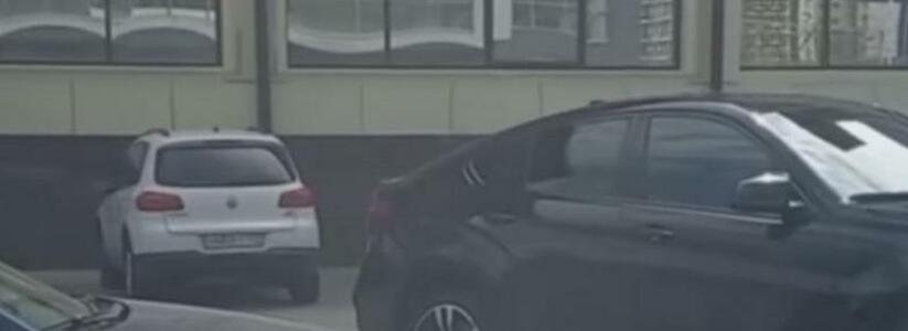 «БМВ Х6» без номеров под управлением водителя, похожего на главу Южного района Новороссийска,  грубо нарушает ПДД: видео