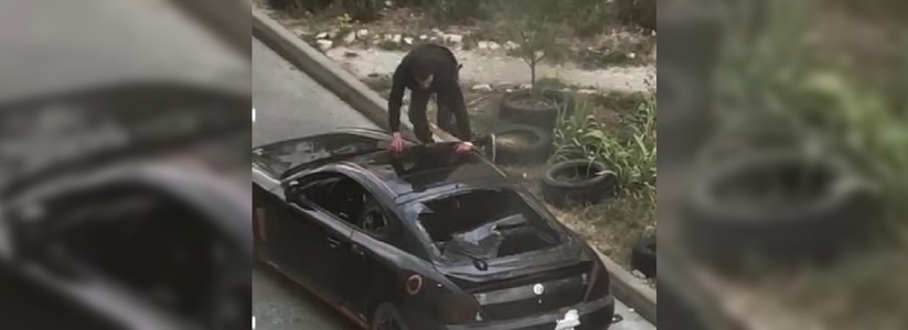 «Сдали нервы»: очевидцы сняли видео, как разъяренный мужчина крушит авто в Геленджике