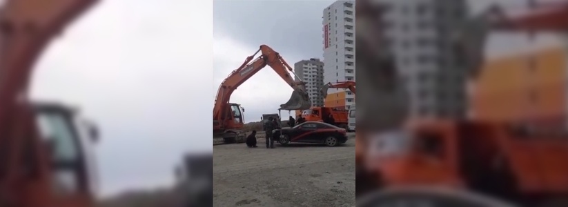 В Новороссийске строители решили перепарковать мешающий им автомобиль при помощи экскаватора