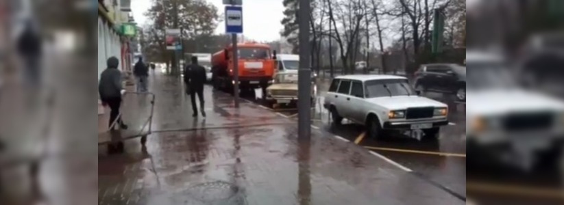 «Вечная проблема»: жители Новороссийска сняли на видео забитую припаркованными авто остановку общественного транспорта