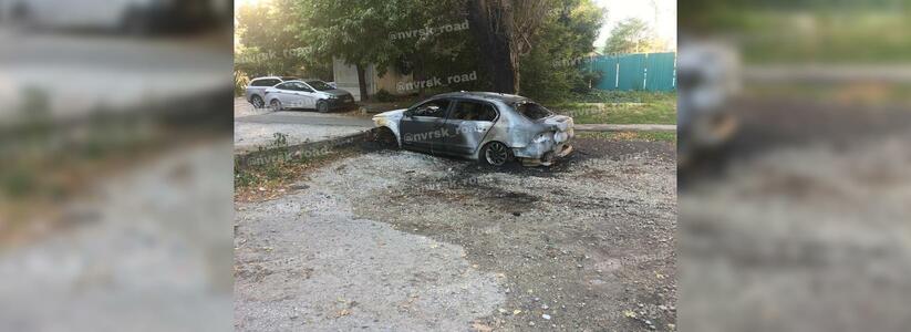 В центре Новороссийска этой ночью сгорела иномарка