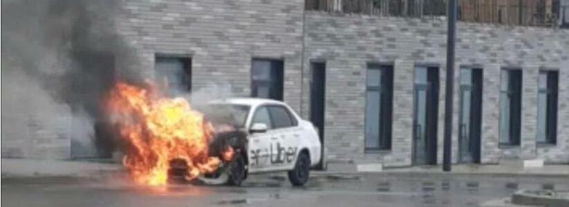 «Сначала повалил дым, потом машина полыхнула»: в Новороссийске сгорел автомобиль такси